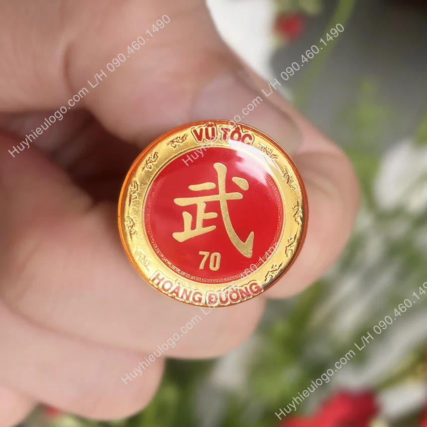 Huy hiệu logo họ Vũ mạ vàng