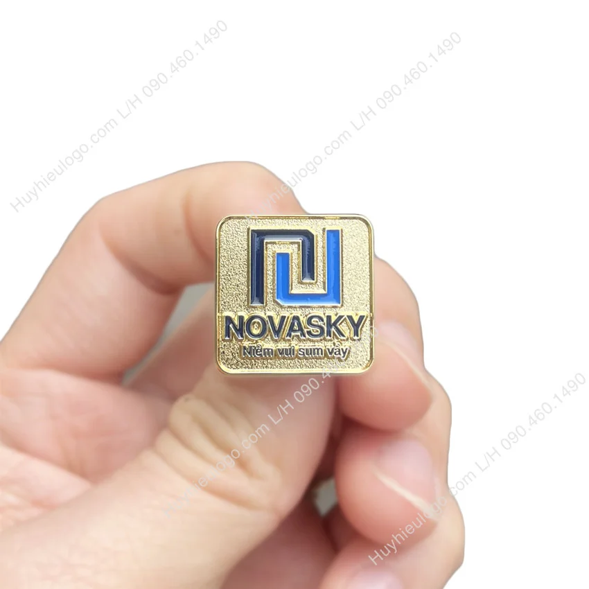 Huy hiệu logo đúc nổi hình vuông