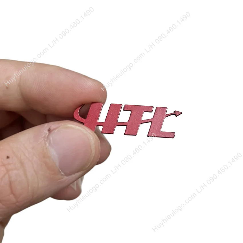 Huy hiệu logo cắt theo hình chữ in uv